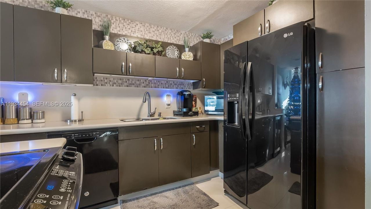 На продажу: $375,000 (2 спален, 2 ванн, 1244 Квадратных фут)