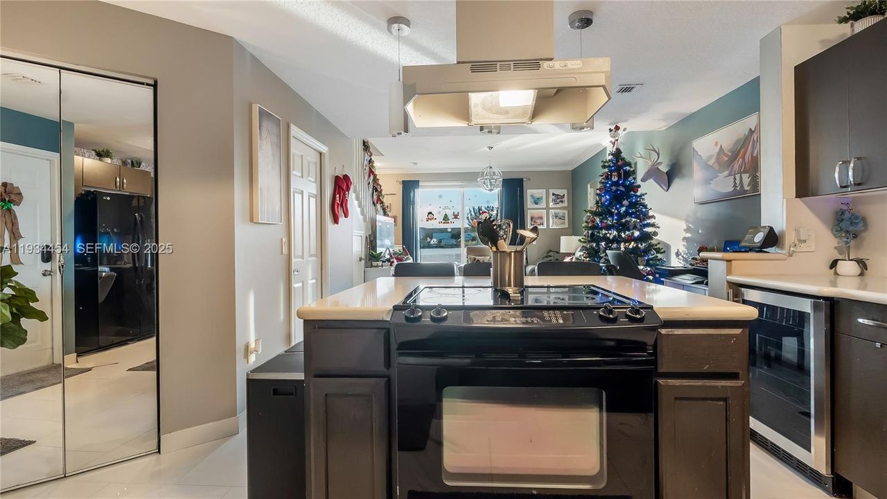 На продажу: $375,000 (2 спален, 2 ванн, 1244 Квадратных фут)