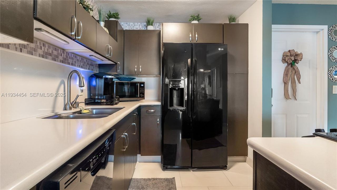 На продажу: $375,000 (2 спален, 2 ванн, 1244 Квадратных фут)