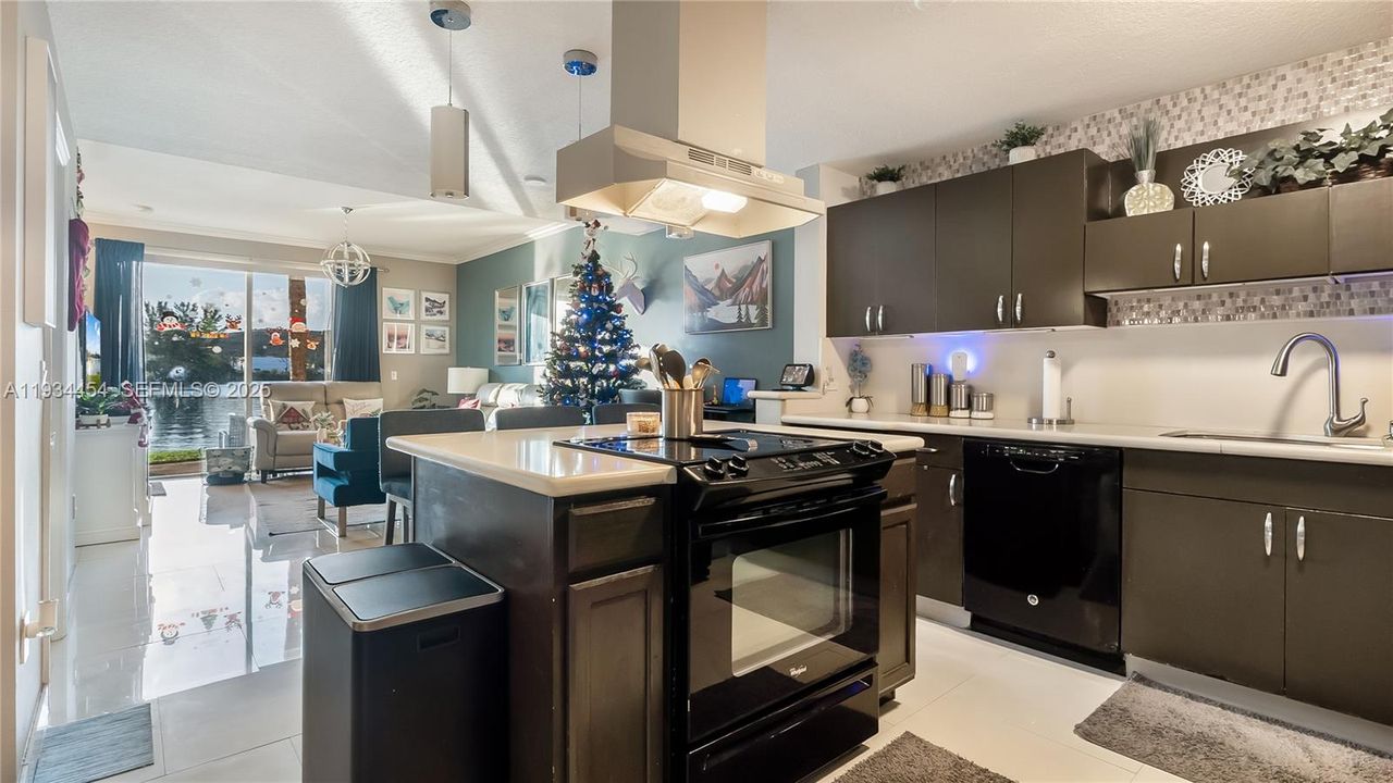 На продажу: $375,000 (2 спален, 2 ванн, 1244 Квадратных фут)