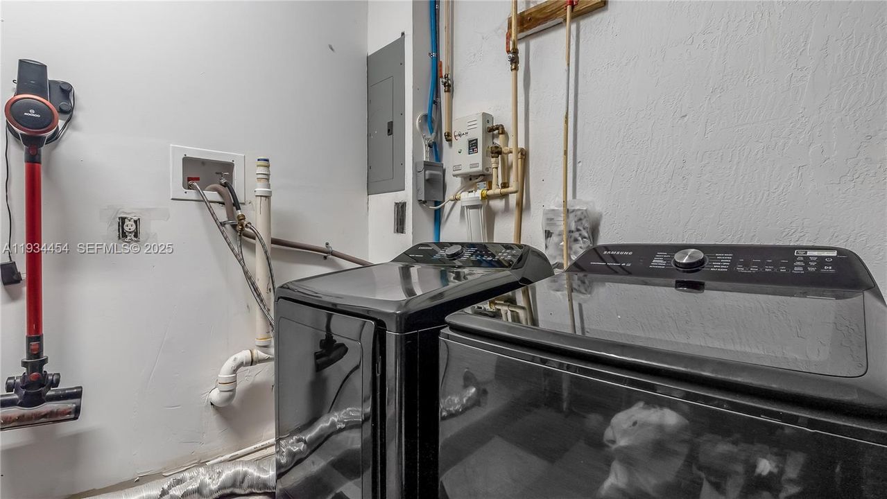 На продажу: $375,000 (2 спален, 2 ванн, 1244 Квадратных фут)