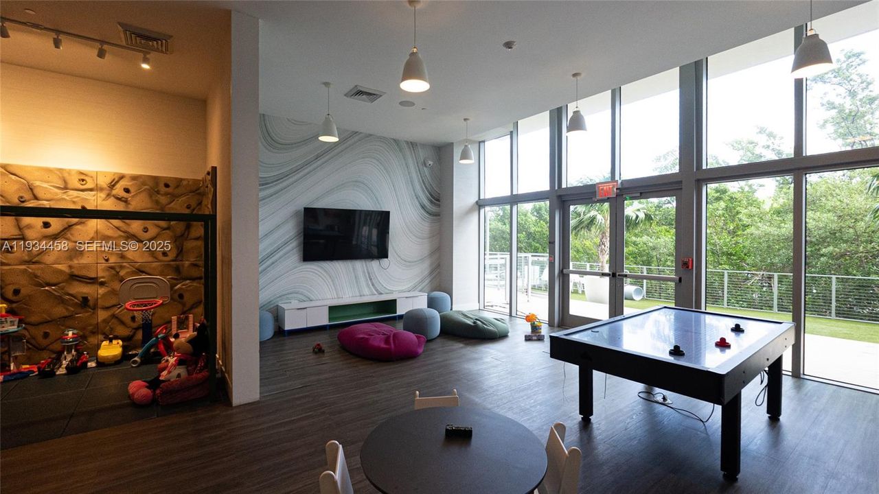 待售: $725,000 (2 贝兹, 2 浴室, 1123 平方英尺)