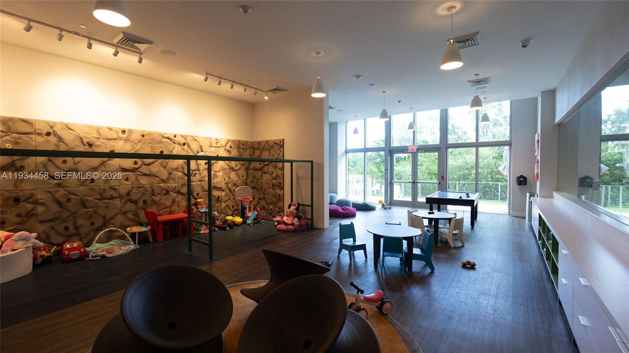 待售: $725,000 (2 贝兹, 2 浴室, 1123 平方英尺)