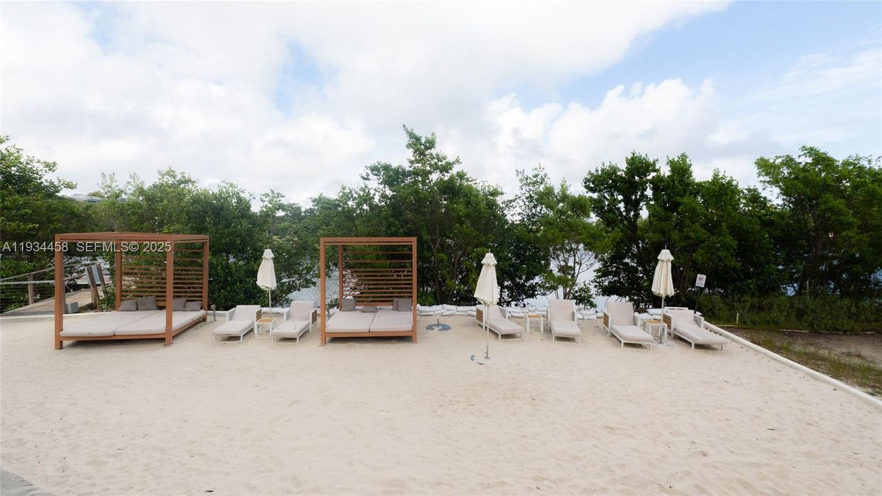 待售: $725,000 (2 贝兹, 2 浴室, 1123 平方英尺)