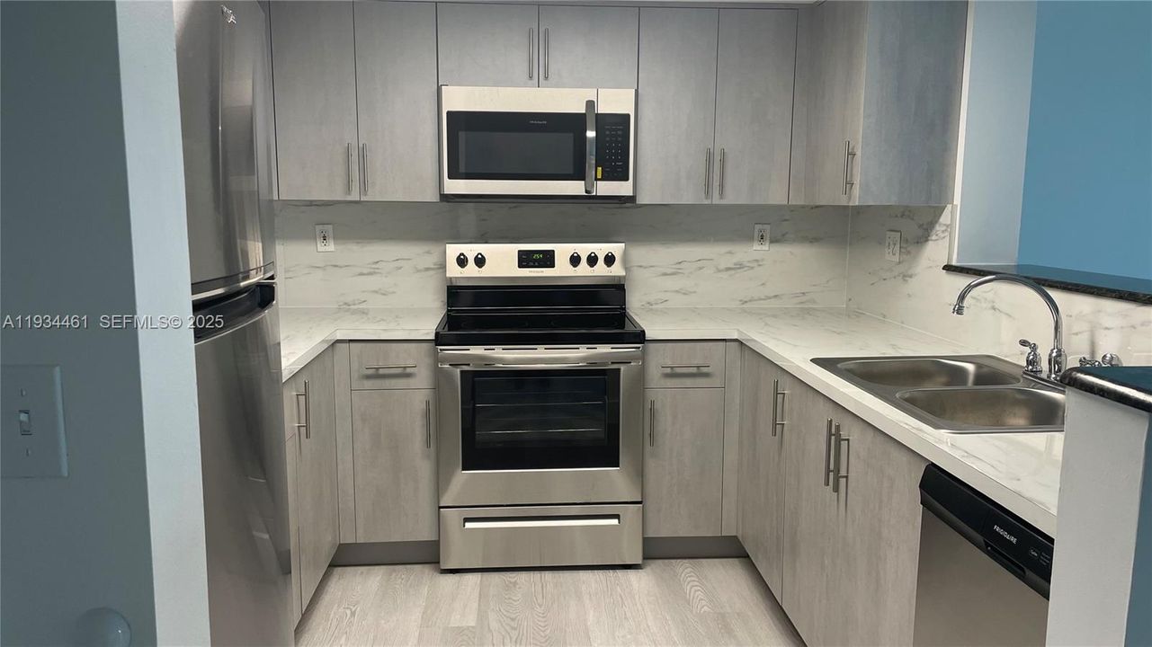 For Rent: $2,650 (1 beds, 1 baths, 816 Square Feet)