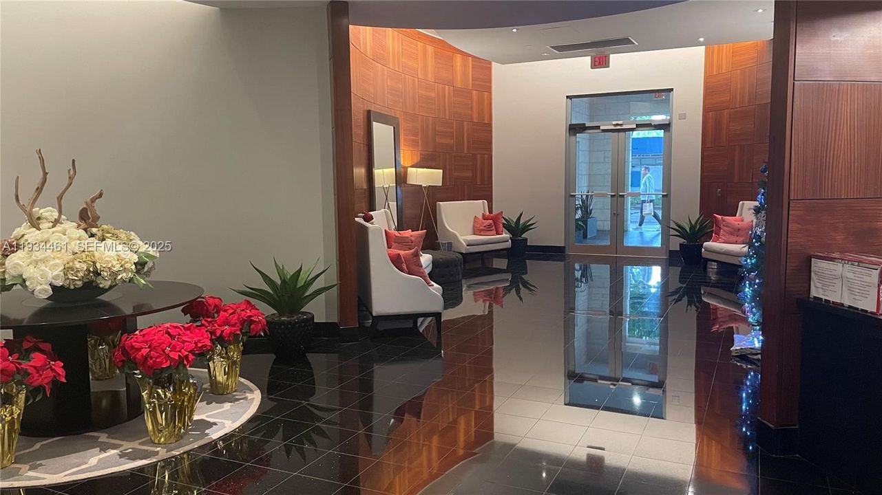 For Rent: $2,650 (1 beds, 1 baths, 816 Square Feet)