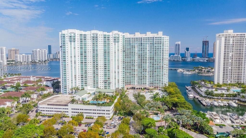 For Sale: $1,895,000 (3 beds, 3 baths, 3082 Square Feet)