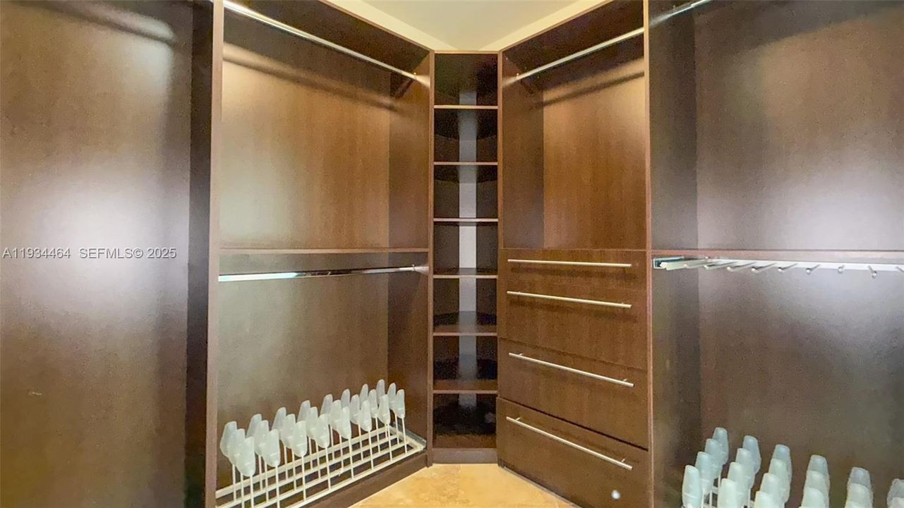 For Sale: $1,895,000 (3 beds, 3 baths, 3082 Square Feet)