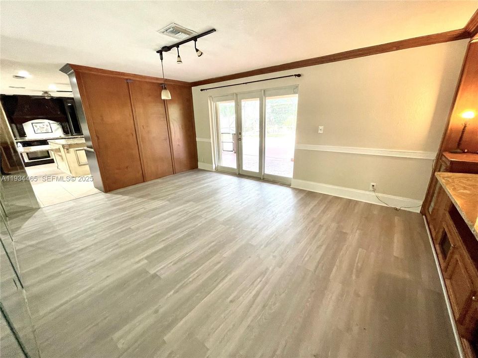 出租: $4,200 (3 贝兹, 2 浴室, 2042 平方英尺)