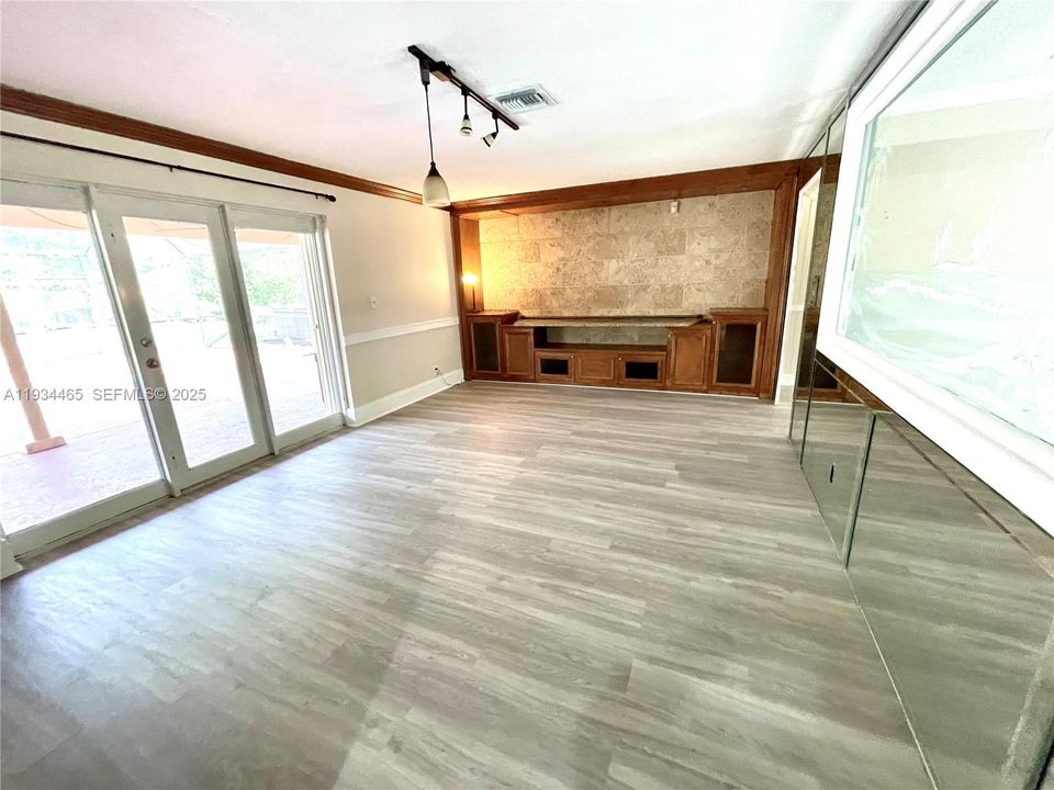 出租: $4,200 (3 贝兹, 2 浴室, 2042 平方英尺)