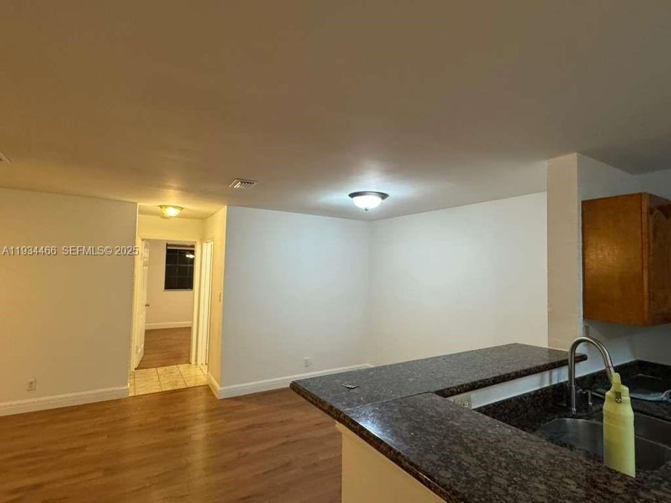 出租: $2,450 (3 贝兹, 2 浴室, 1305 平方英尺)