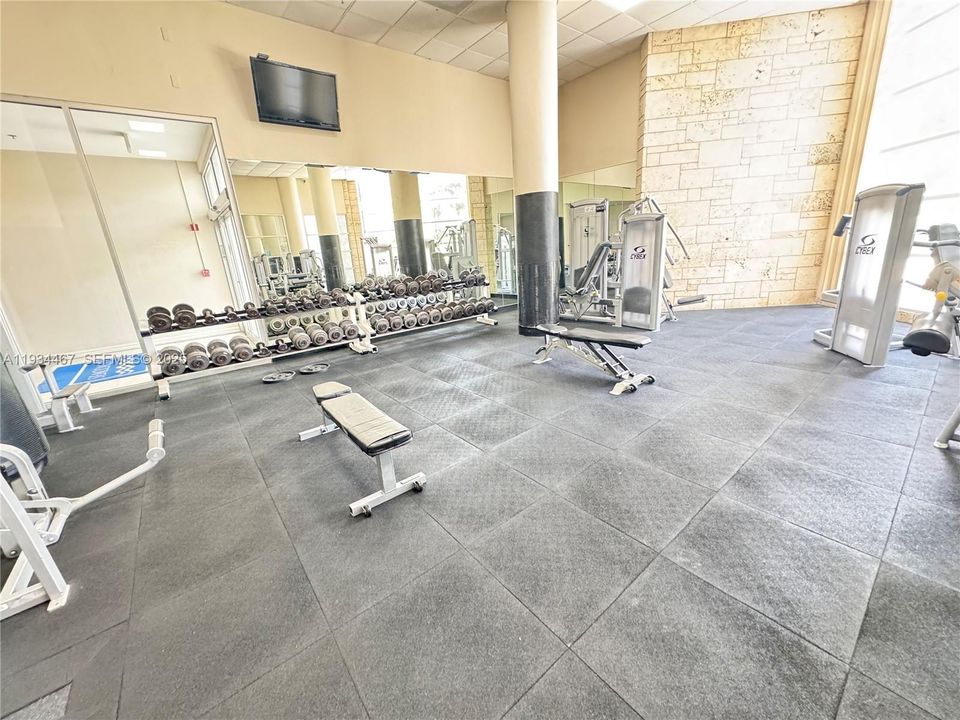 出租: $4,300 (2 贝兹, 2 浴室, 1030 平方英尺)