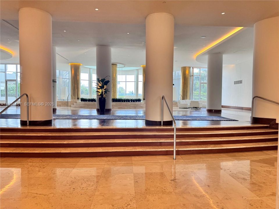 出租: $4,300 (2 贝兹, 2 浴室, 1030 平方英尺)