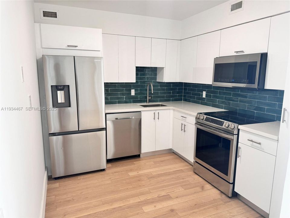 出租: $4,300 (2 贝兹, 2 浴室, 1030 平方英尺)