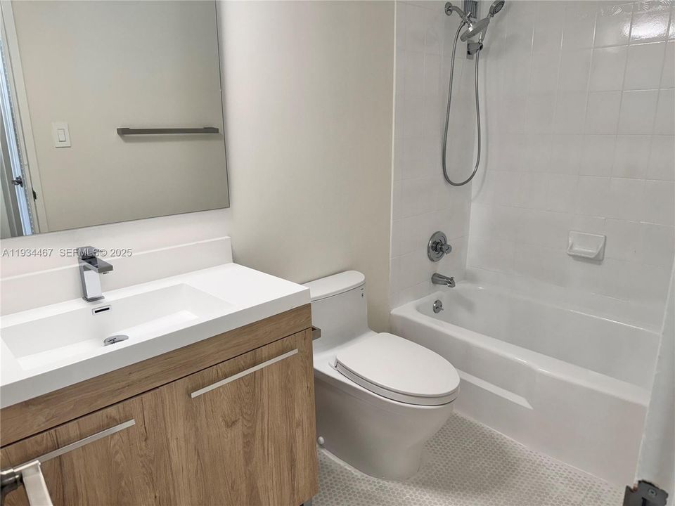 出租: $4,300 (2 贝兹, 2 浴室, 1030 平方英尺)