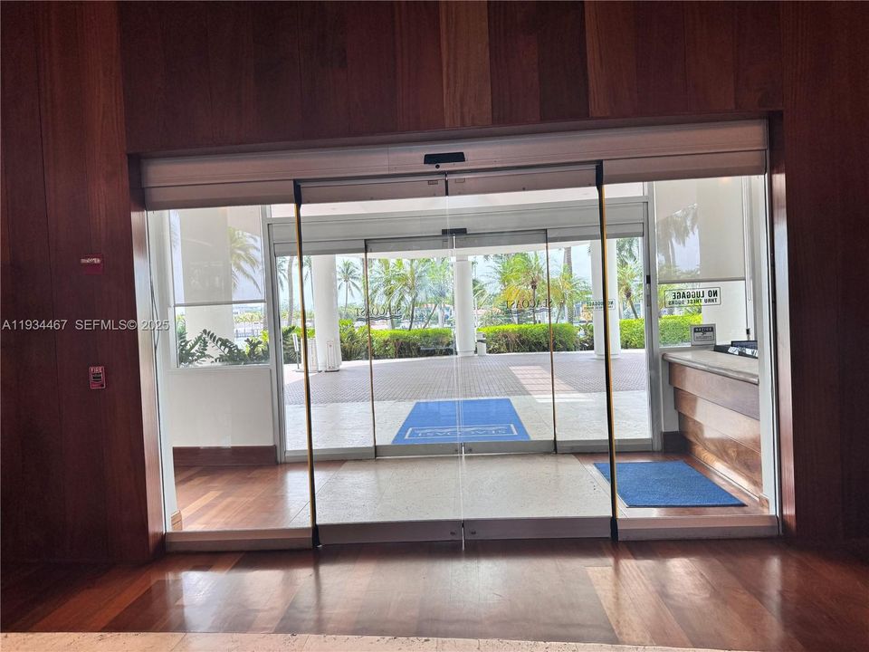 出租: $4,300 (2 贝兹, 2 浴室, 1030 平方英尺)