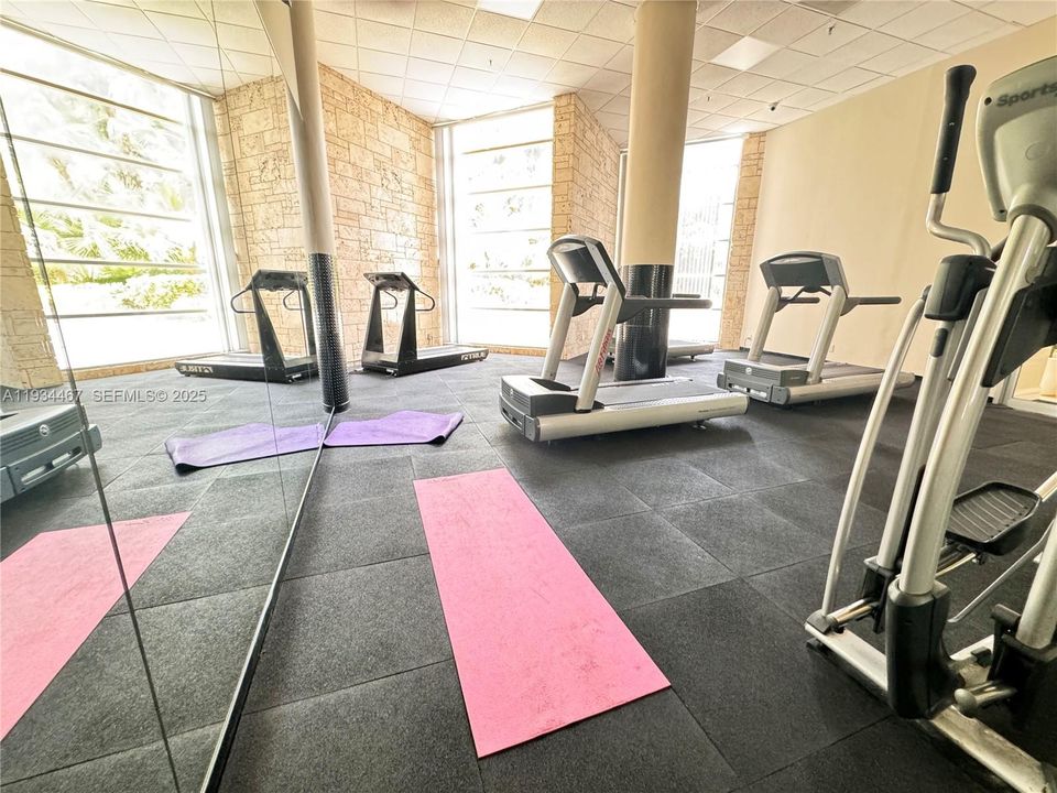 出租: $4,300 (2 贝兹, 2 浴室, 1030 平方英尺)