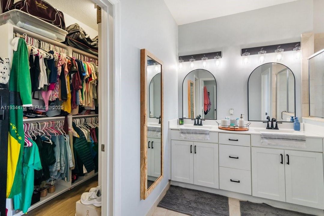 For Rent: $3,000 (3 beds, 2 baths, 2497 Square Feet)