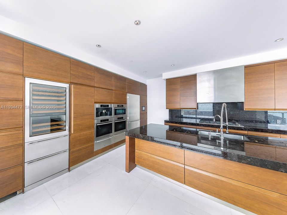 For Rent: $42,000 (3 beds, 3 baths, 2756 Square Feet)