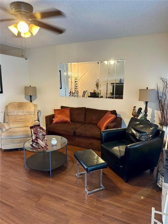 На продажу: $79,000 (1 спален, 1 ванн, 620 Квадратных фут)