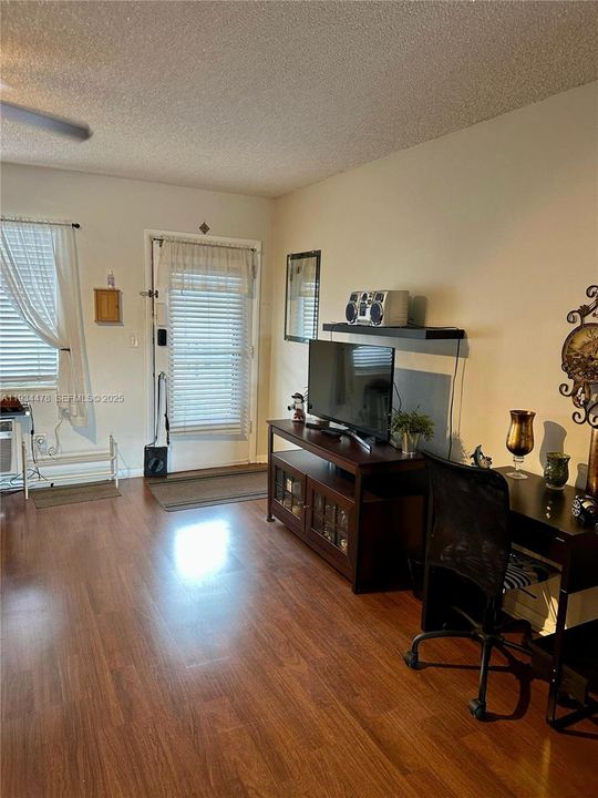 На продажу: $79,000 (1 спален, 1 ванн, 620 Квадратных фут)