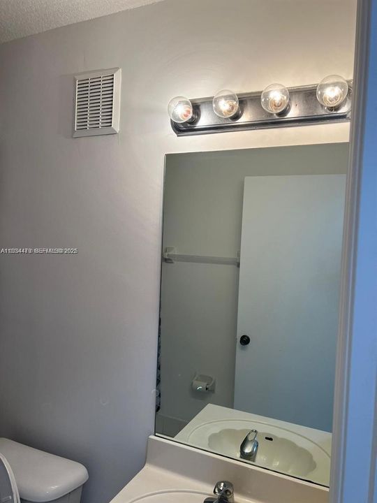 For Rent: $1,600 (2 beds, 2 baths, 815 Square Feet)