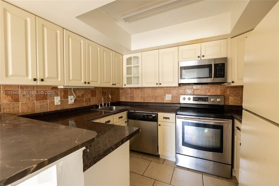 В аренду: $3,000 (3 спален, 3 ванн, 1326 Квадратных фут)