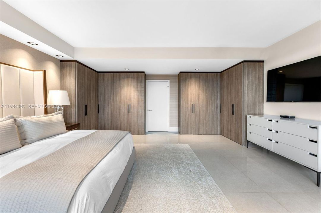 For Rent: $40,000 (5 beds, 5 baths, 3041 Square Feet)