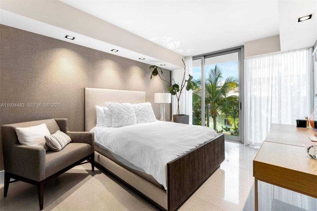 For Rent: $40,000 (5 beds, 5 baths, 3041 Square Feet)