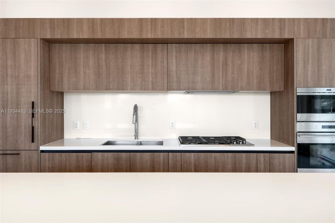 For Rent: $40,000 (5 beds, 5 baths, 3041 Square Feet)