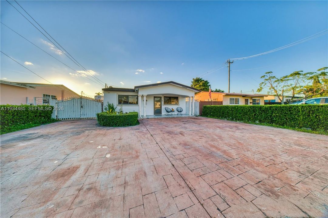 待售: $680,000 (3 贝兹, 2 浴室, 1589 平方英尺)