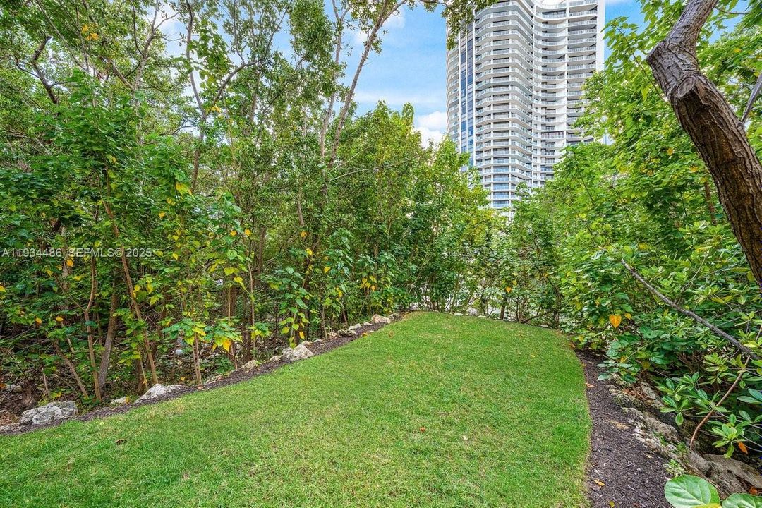 出租: $70,000 (5 贝兹, 7 浴室, 8079 平方英尺)