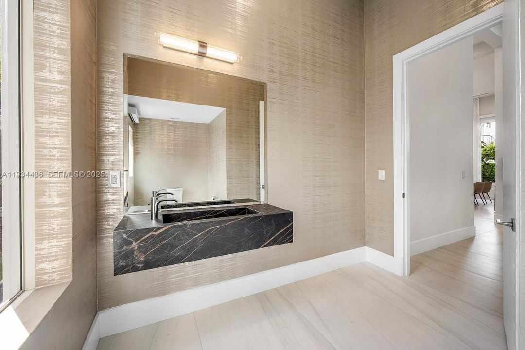 出租: $70,000 (5 贝兹, 7 浴室, 8079 平方英尺)