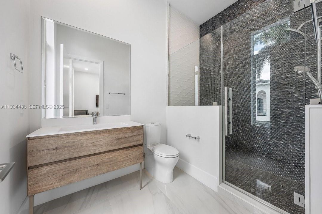 出租: $70,000 (5 贝兹, 7 浴室, 8079 平方英尺)