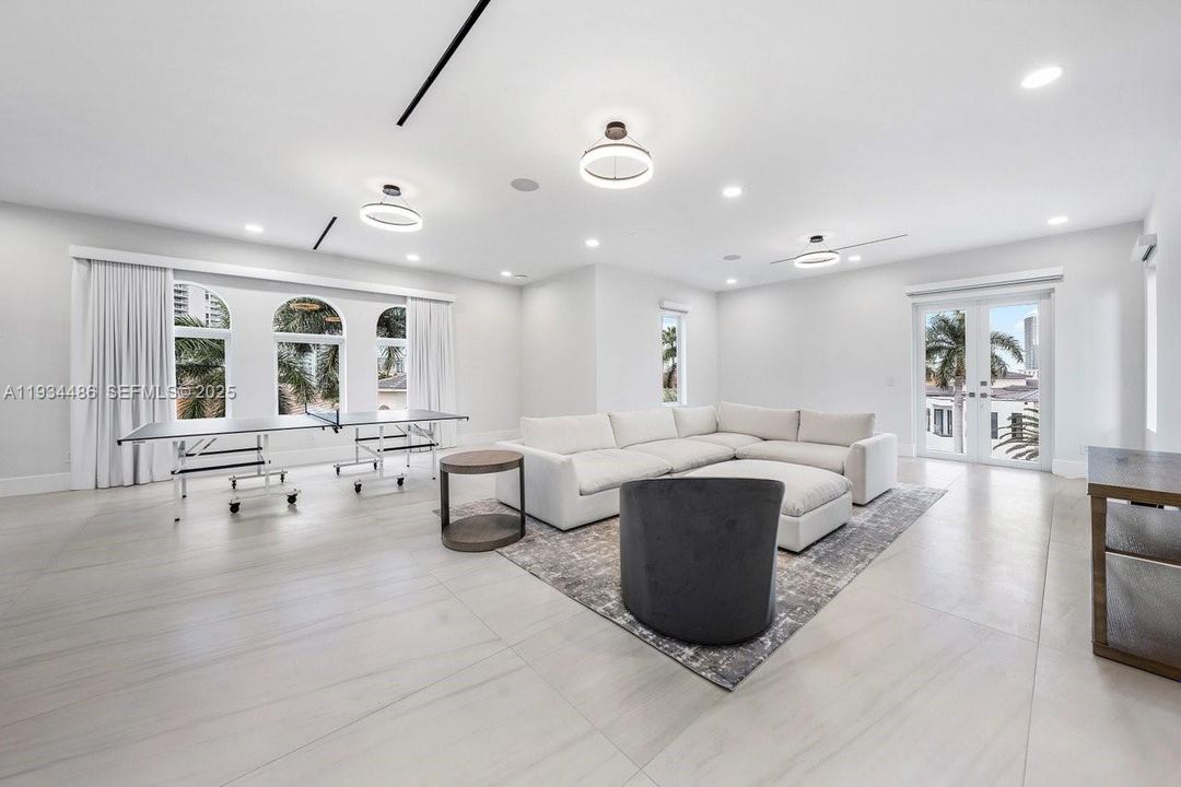 出租: $70,000 (5 贝兹, 7 浴室, 8079 平方英尺)