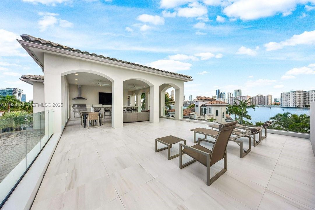 出租: $70,000 (5 贝兹, 7 浴室, 8079 平方英尺)