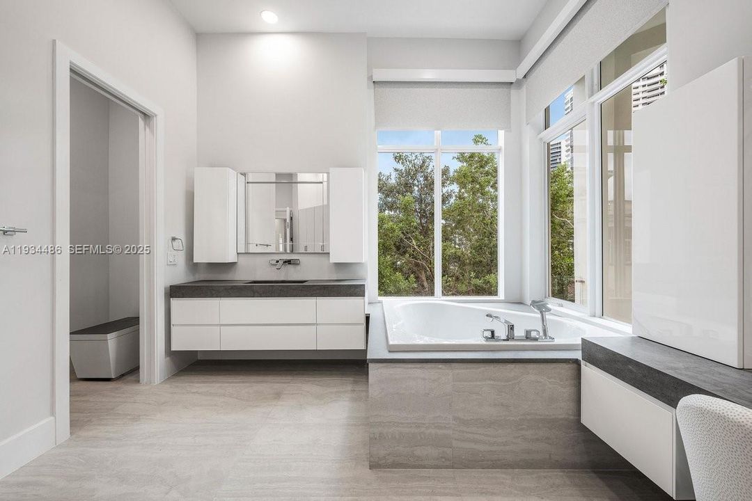 出租: $70,000 (5 贝兹, 7 浴室, 8079 平方英尺)