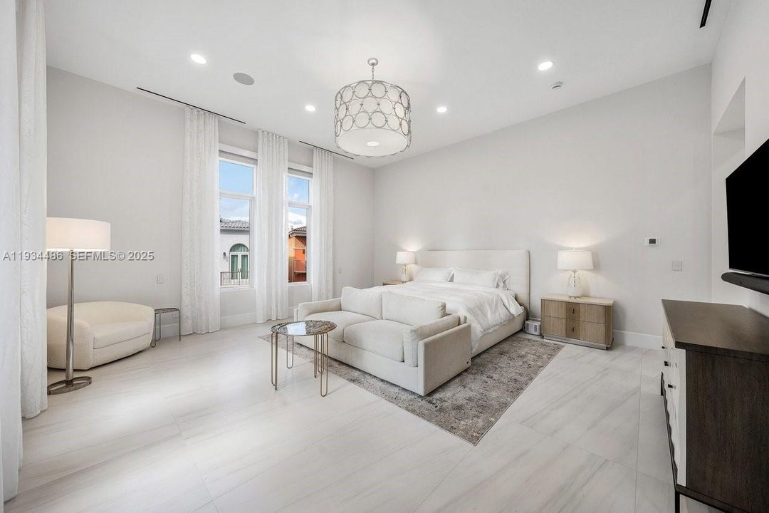 出租: $70,000 (5 贝兹, 7 浴室, 8079 平方英尺)