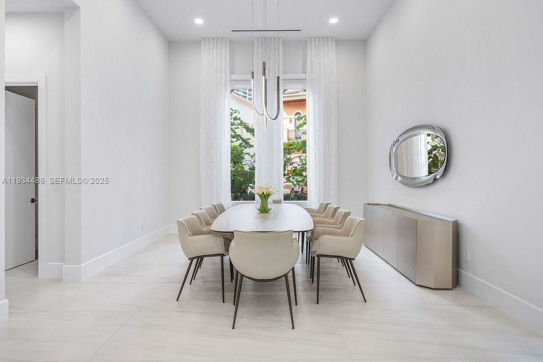 出租: $70,000 (5 贝兹, 7 浴室, 8079 平方英尺)