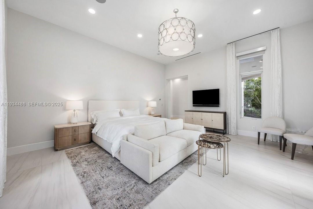 出租: $70,000 (5 贝兹, 7 浴室, 8079 平方英尺)