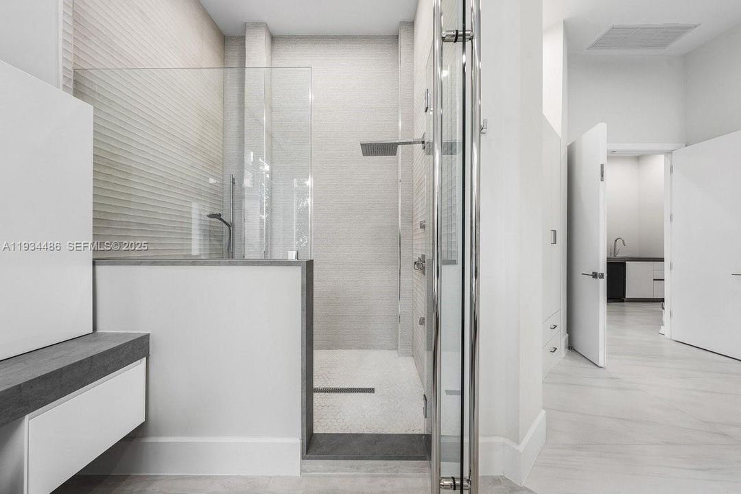 出租: $70,000 (5 贝兹, 7 浴室, 8079 平方英尺)