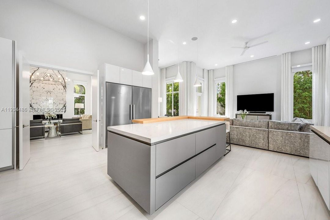 出租: $70,000 (5 贝兹, 7 浴室, 8079 平方英尺)