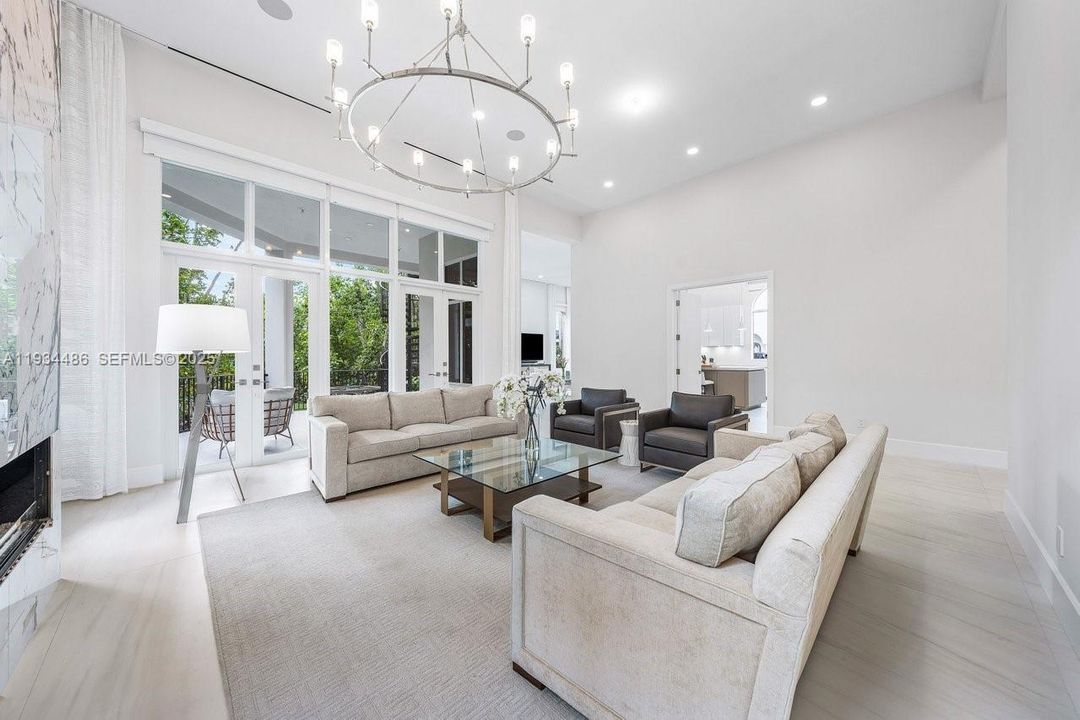 出租: $70,000 (5 贝兹, 7 浴室, 8079 平方英尺)