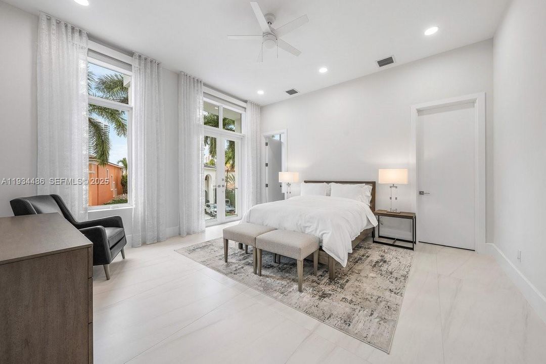 出租: $70,000 (5 贝兹, 7 浴室, 8079 平方英尺)