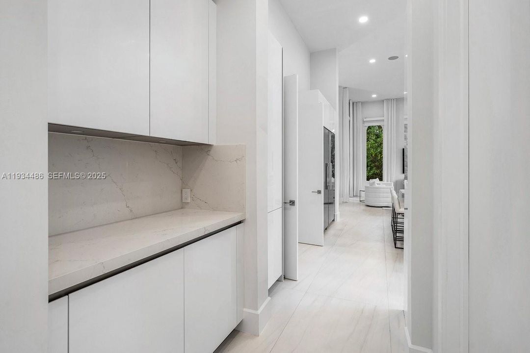 出租: $70,000 (5 贝兹, 7 浴室, 8079 平方英尺)