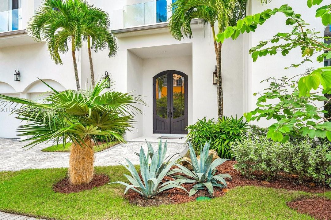 出租: $70,000 (5 贝兹, 7 浴室, 8079 平方英尺)