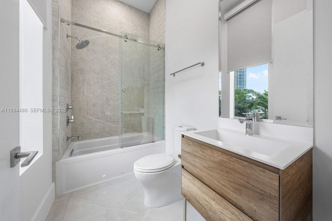 出租: $70,000 (5 贝兹, 7 浴室, 8079 平方英尺)