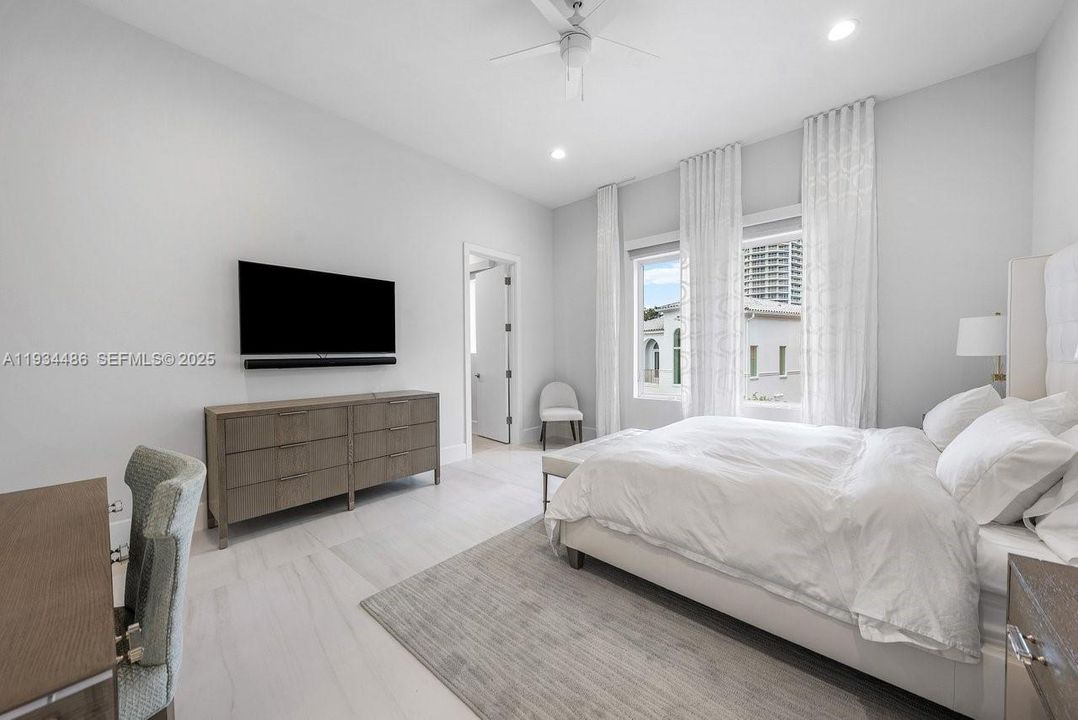 出租: $70,000 (5 贝兹, 7 浴室, 8079 平方英尺)