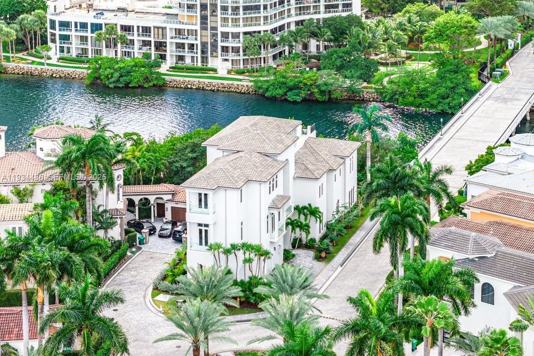 出租: $70,000 (5 贝兹, 7 浴室, 8079 平方英尺)