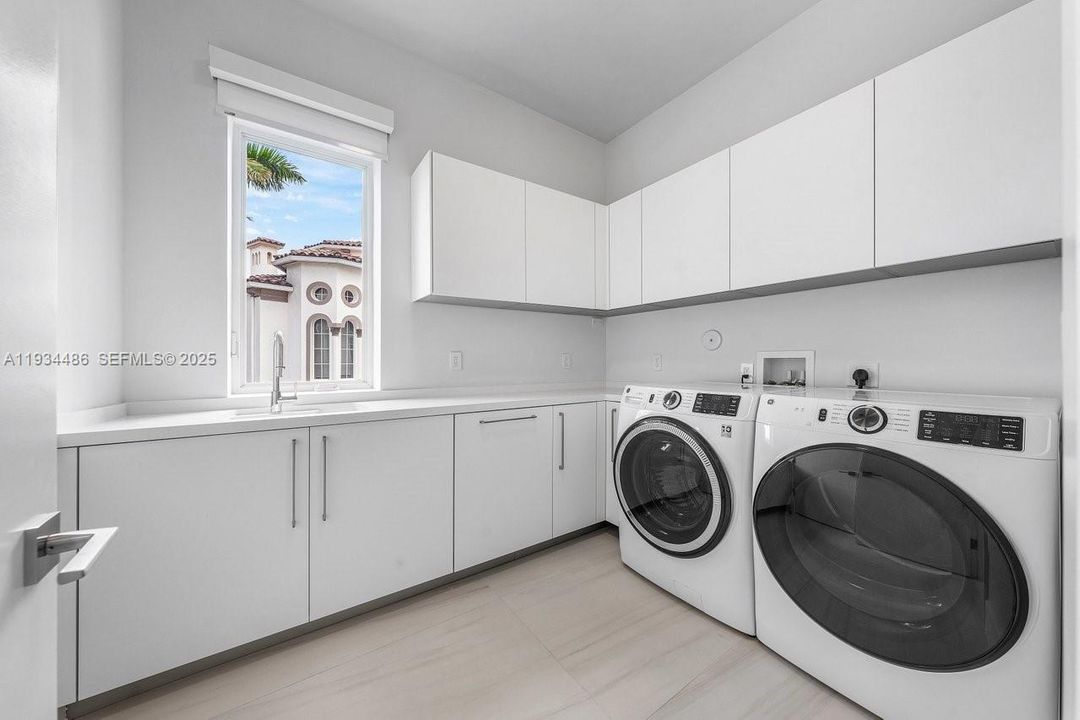 出租: $70,000 (5 贝兹, 7 浴室, 8079 平方英尺)